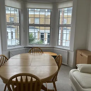 Spacious 3 Bed Flat In Greenwich London