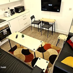 Apartment Sleephouse Partying Is Not Allowed Pls, London