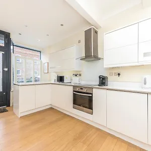 Victorian Charm: Spacious 3-bed Near Attractions London